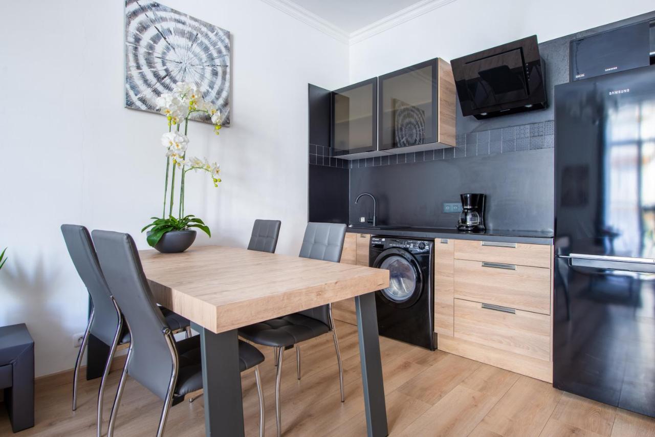 Sunny And Modern Baquis Flat Apartment Nisa Exterior foto